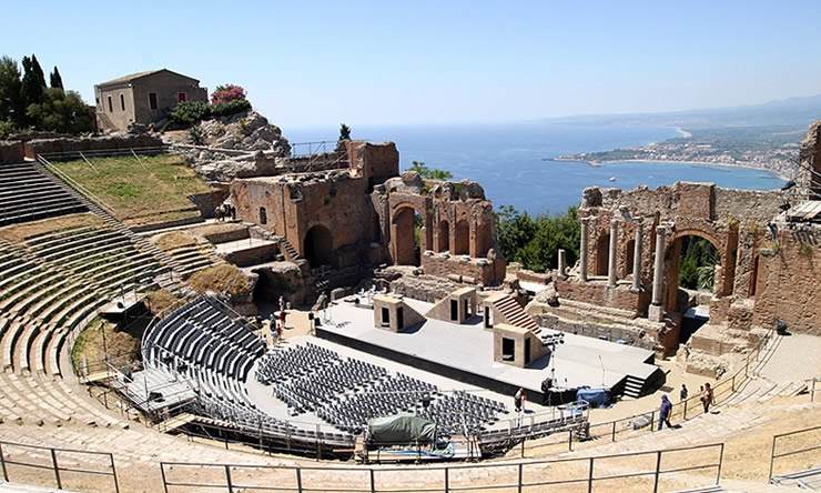 https://www.driverinsicily.com/public/img/fotoalbum/view from the greek theatre to etna.jpg